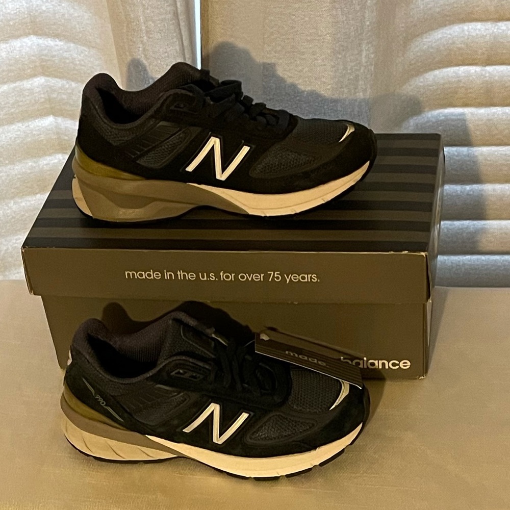 New balance women’s 990v5 running sneaker size 5